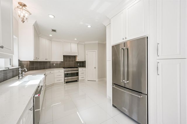 207 Victoria Way, Friendswood, TX 77546