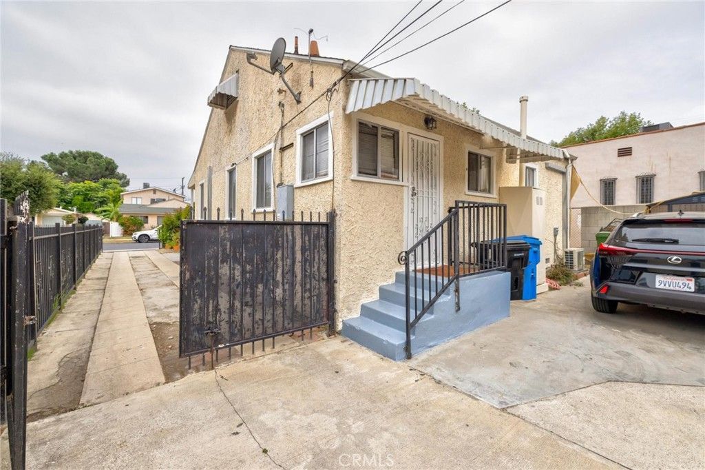 Image 16 of property listing at 3185 Perlita Avenue, Los Angeles, CA 90039