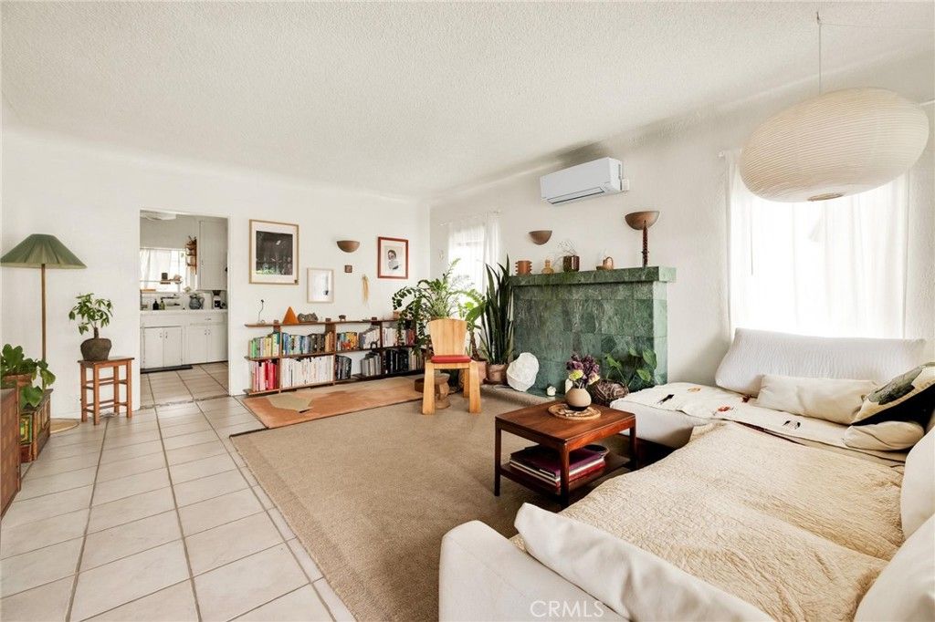 Image 2 of property listing at 3185 Perlita Avenue, Los Angeles, CA 90039