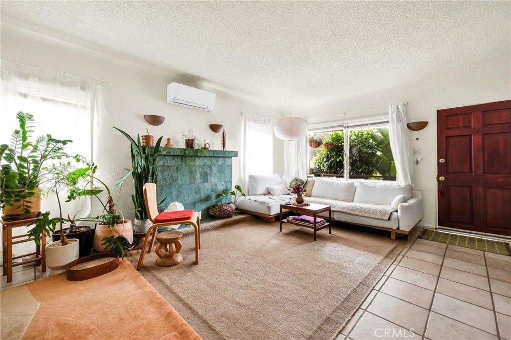 Image 3 of property listing at 3185 Perlita Avenue, Los Angeles, CA 90039
