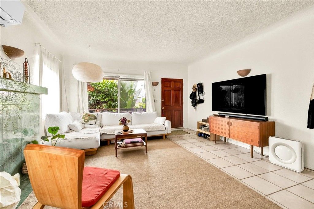Image 4 of property listing at 3185 Perlita Avenue, Los Angeles, CA 90039