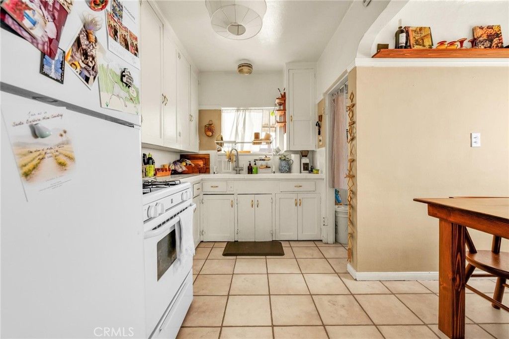 Image 5 of property listing at 3185 Perlita Avenue, Los Angeles, CA 90039