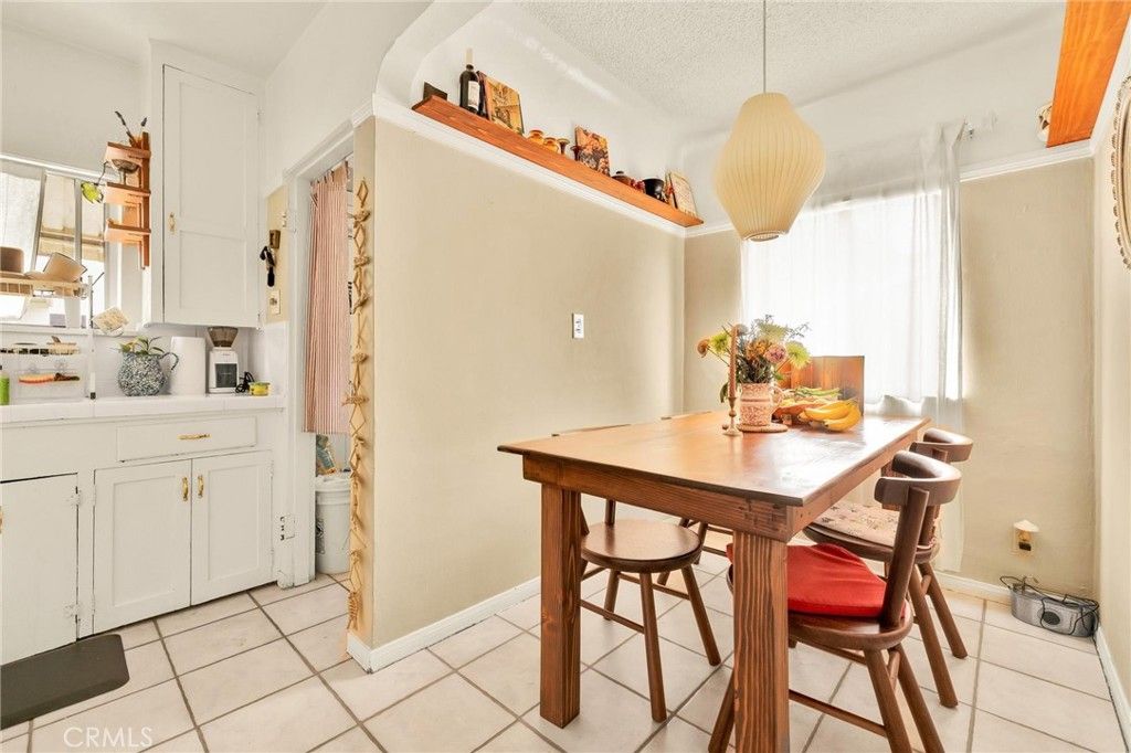 Image 6 of property listing at 3185 Perlita Avenue, Los Angeles, CA 90039