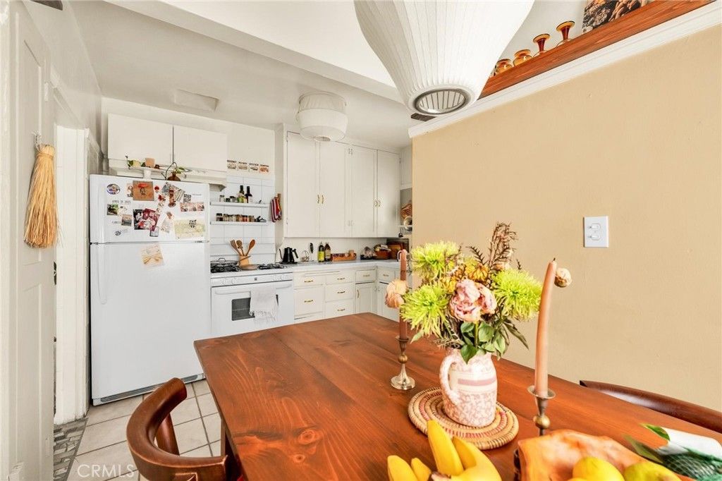 Image 7 of property listing at 3185 Perlita Avenue, Los Angeles, CA 90039