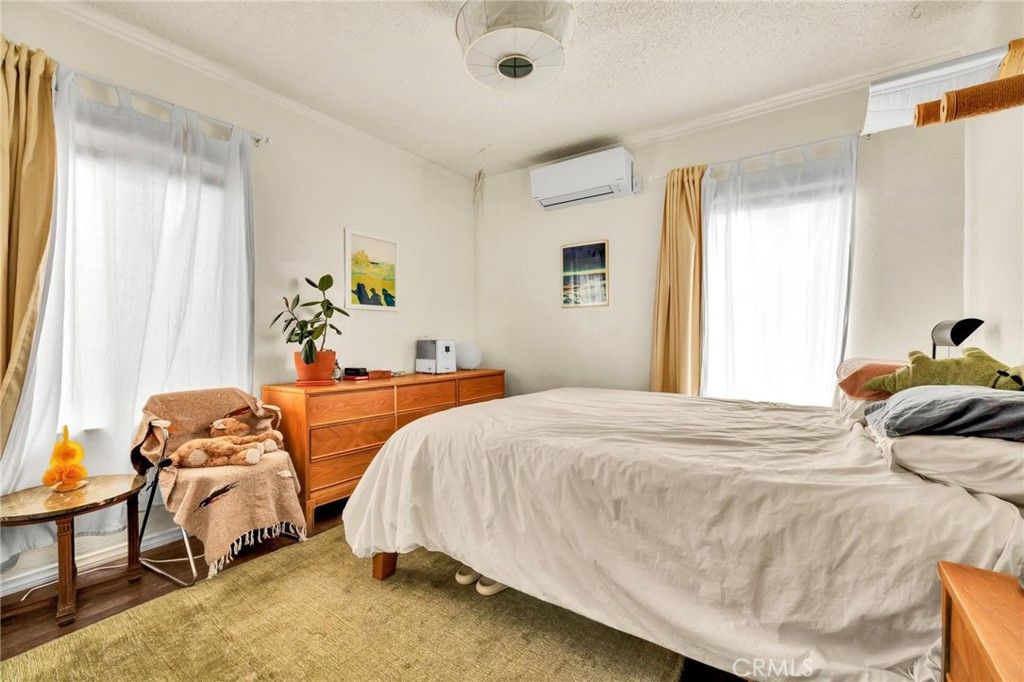 Image 8 of property listing at 3185 Perlita Avenue, Los Angeles, CA 90039