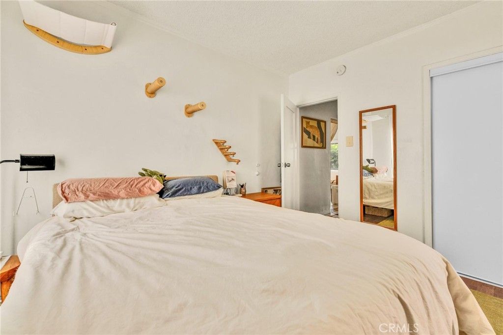 Image 9 of property listing at 3185 Perlita Avenue, Los Angeles, CA 90039