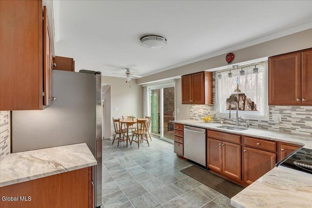 10 Appletree Lane, Clifton Park, NY 12065