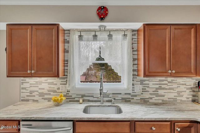 10 Appletree Lane, Clifton Park, NY 12065