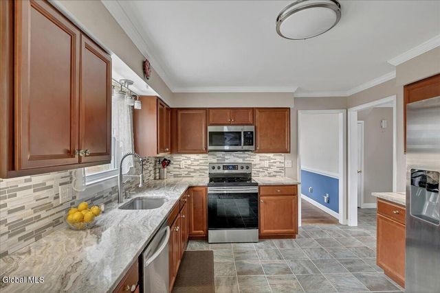 10 Appletree Lane, Clifton Park, NY 12065