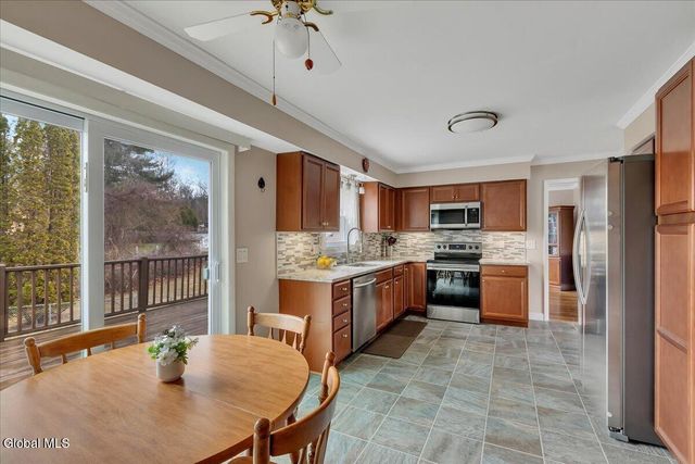 10 Appletree Lane, Clifton Park, NY 12065