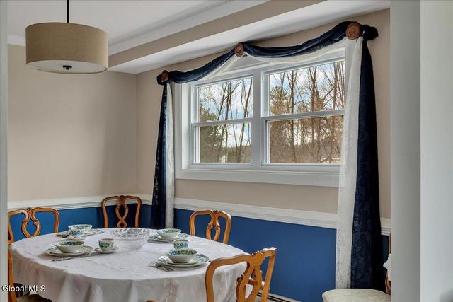 10 Appletree Lane, Clifton Park, NY 12065