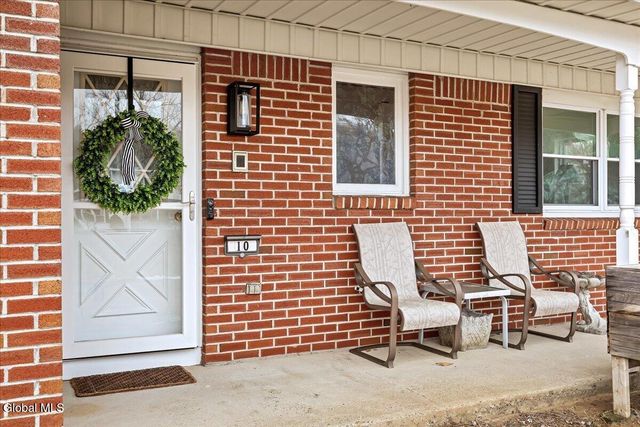 10 Appletree Lane, Clifton Park, NY 12065