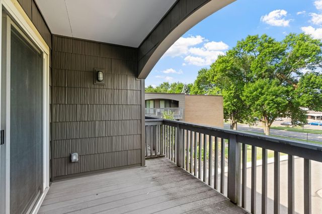 2800 Hamline Avenue N 329, Roseville, MN 55113