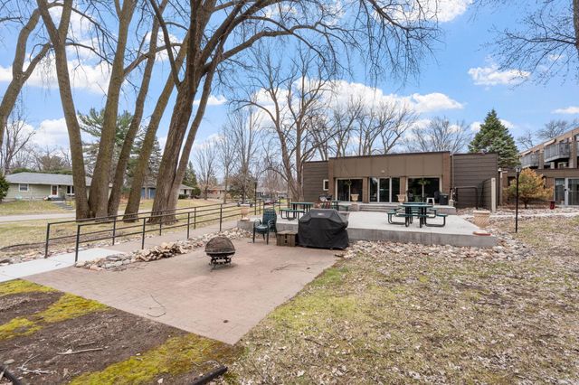2800 Hamline Avenue N 329, Roseville, MN 55113