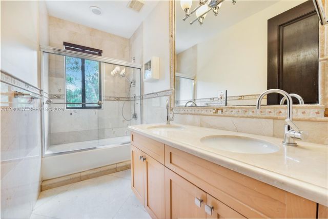 5621 SW 68th Ct, Miami, FL 33143