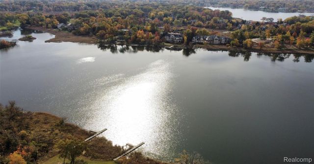 2717 Turtle Shores FRENCH Drive, Bloomfield Charter Township, MI 48302