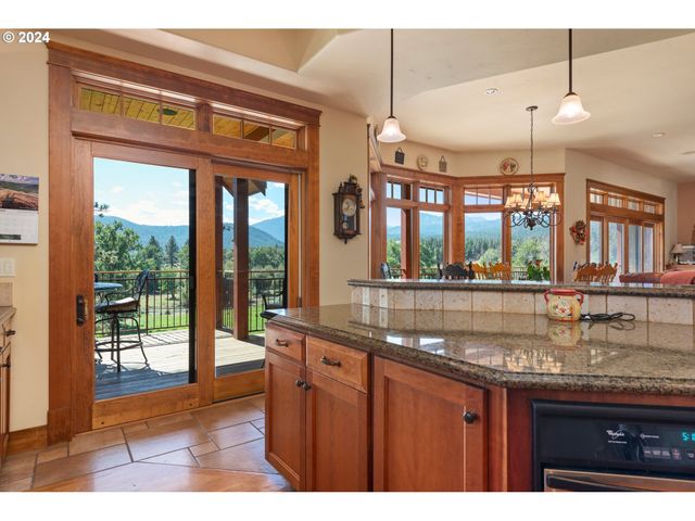 62726 N POWDER RIVER Ln, North Powder, OR 97867