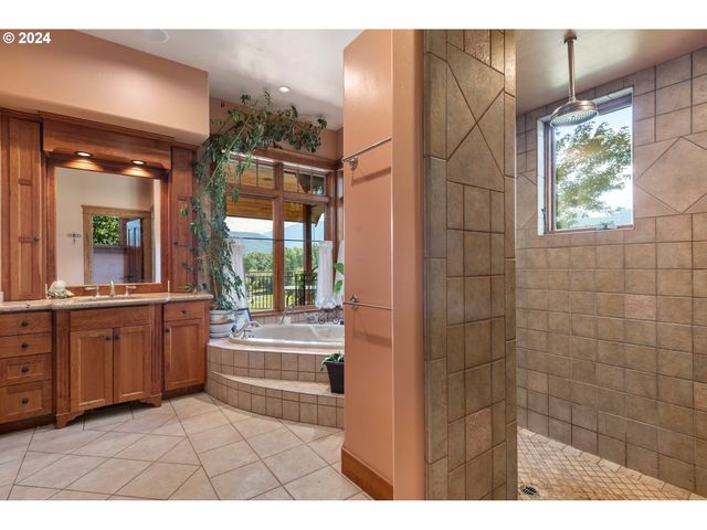 62726 N POWDER RIVER Ln, North Powder, OR 97867