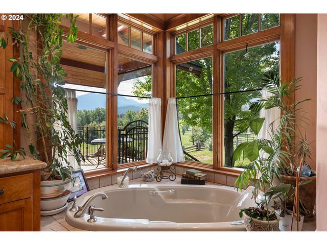 62726 N POWDER RIVER Ln, North Powder, OR 97867