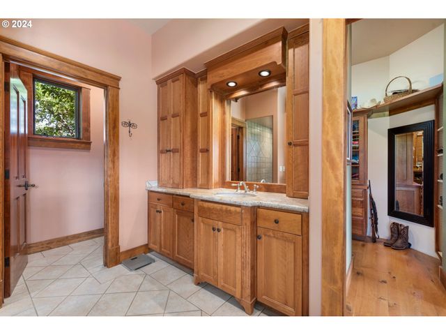 62726 N POWDER RIVER Ln, North Powder, OR 97867