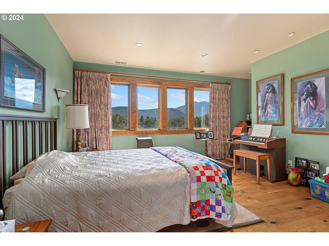 62726 N POWDER RIVER Ln, North Powder, OR 97867