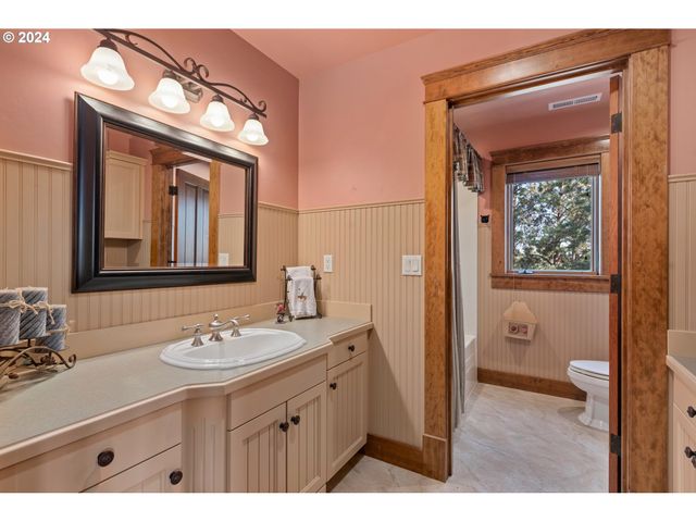 62726 N POWDER RIVER Ln, North Powder, OR 97867