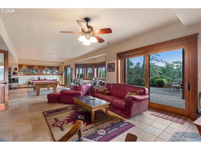 62726 N POWDER RIVER Ln, North Powder, OR 97867