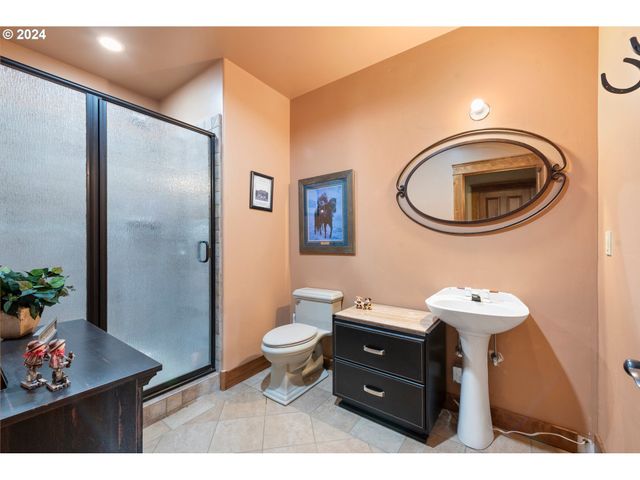 62726 N POWDER RIVER Ln, North Powder, OR 97867