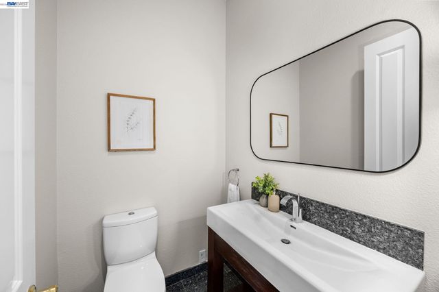 8249 Skyline Cir, Oakland, CA 94605