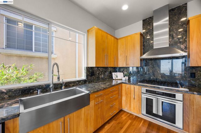 8249 Skyline Cir, Oakland, CA 94605
