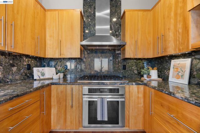8249 Skyline Cir, Oakland, CA 94605