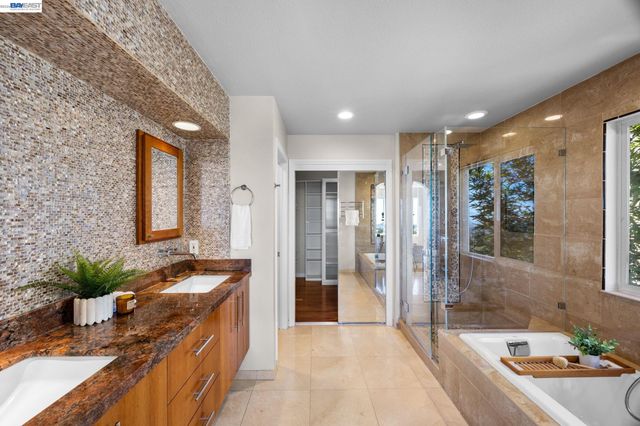 8249 Skyline Cir, Oakland, CA 94605
