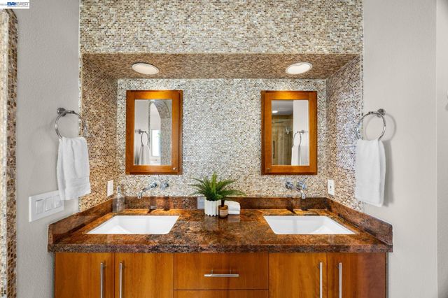 8249 Skyline Cir, Oakland, CA 94605