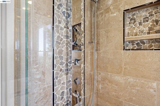 8249 Skyline Cir, Oakland, CA 94605
