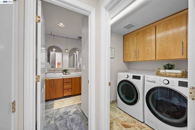 8249 Skyline Cir, Oakland, CA 94605
