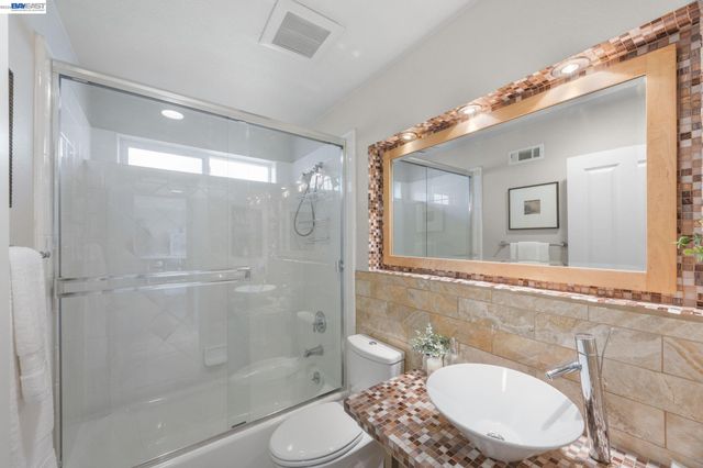 8249 Skyline Cir, Oakland, CA 94605