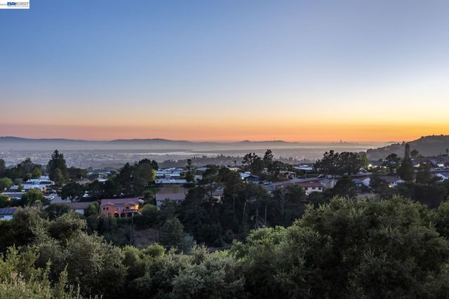 8249 Skyline Cir, Oakland, CA 94605