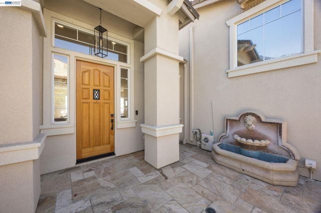 8249 Skyline Cir, Oakland, CA 94605