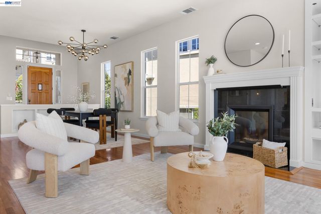 8249 Skyline Cir, Oakland, CA 94605