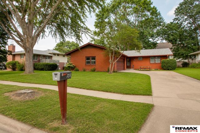 708 Driftwood Drive, Lincoln, NE 68510