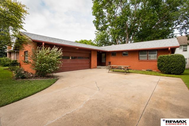 708 Driftwood Drive, Lincoln, NE 68510