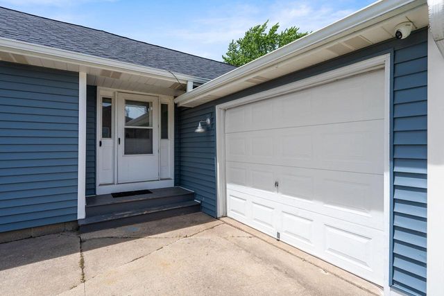 5660 W Reighmoor ROAD, Omro, WI 54963