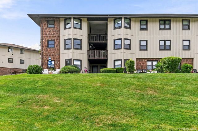 18 Hastings Court B, Yorktown Heights, NY 10598