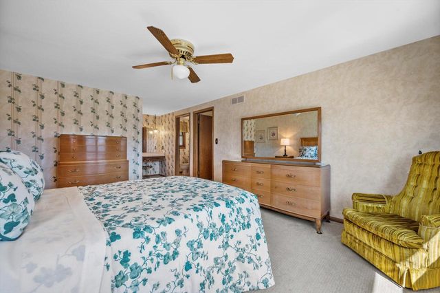 7245 N Wayside COURT, Glendale, WI 53209
