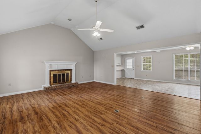 100 Baywood Dr., Hattiesburg, MS 39402