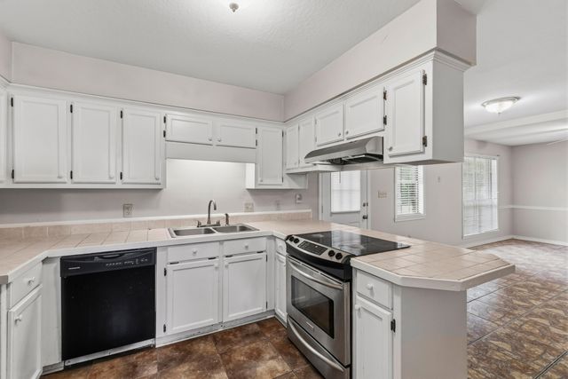100 Baywood Dr., Hattiesburg, MS 39402