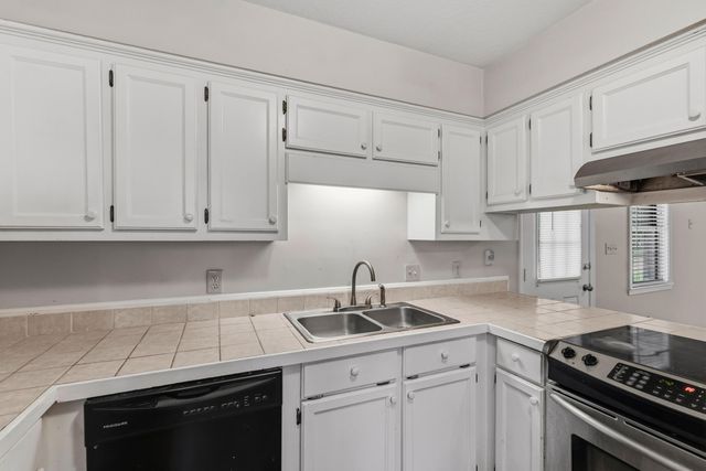 100 Baywood Dr., Hattiesburg, MS 39402