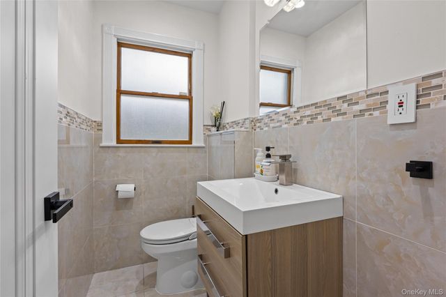 8 Willow Road, New Hyde Park, NY 11040