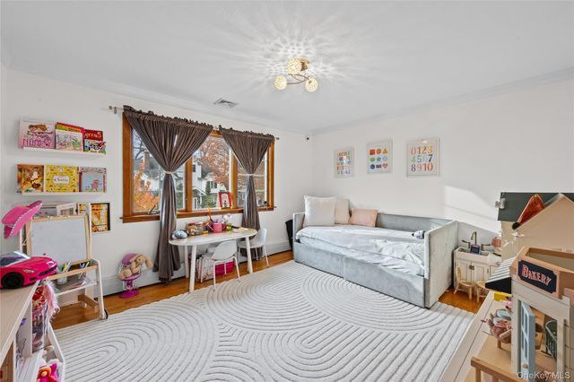 8 Willow Road, New Hyde Park, NY 11040