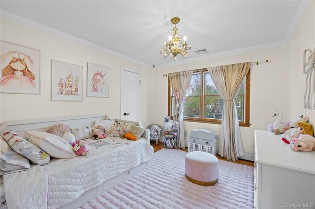 8 Willow Road, New Hyde Park, NY 11040